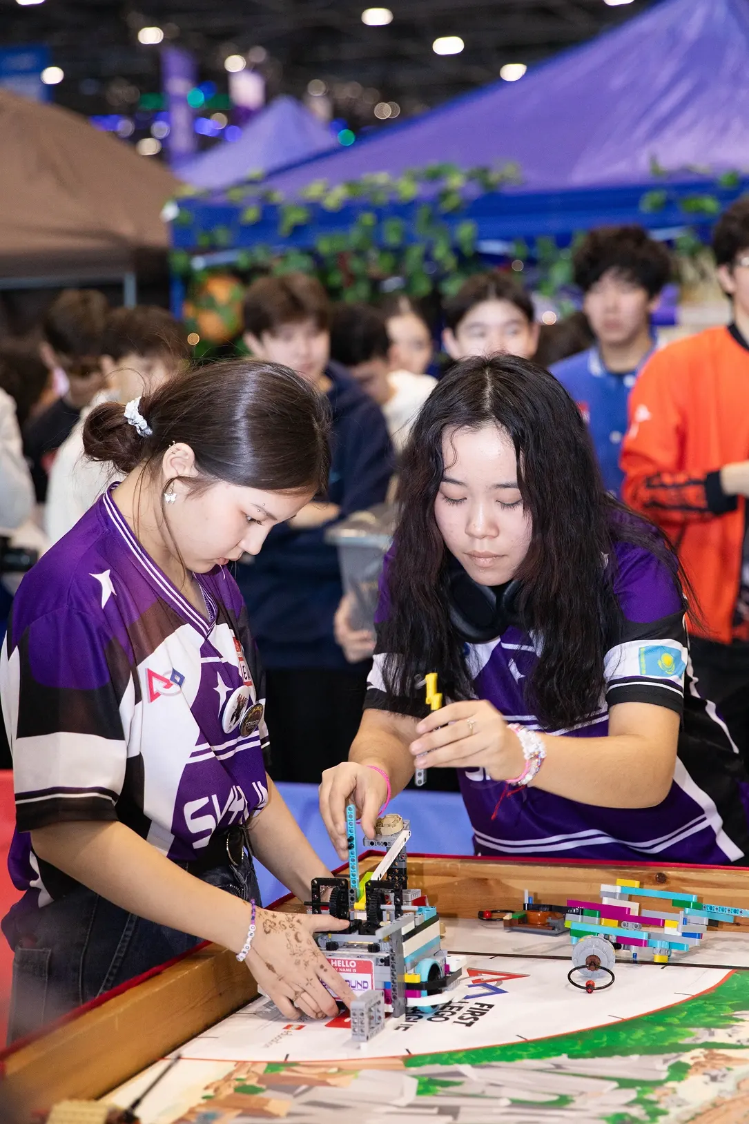 Қазақстаннан келген екі қатысушы FIRST LEGO League алаңында роботты баптап жатыр