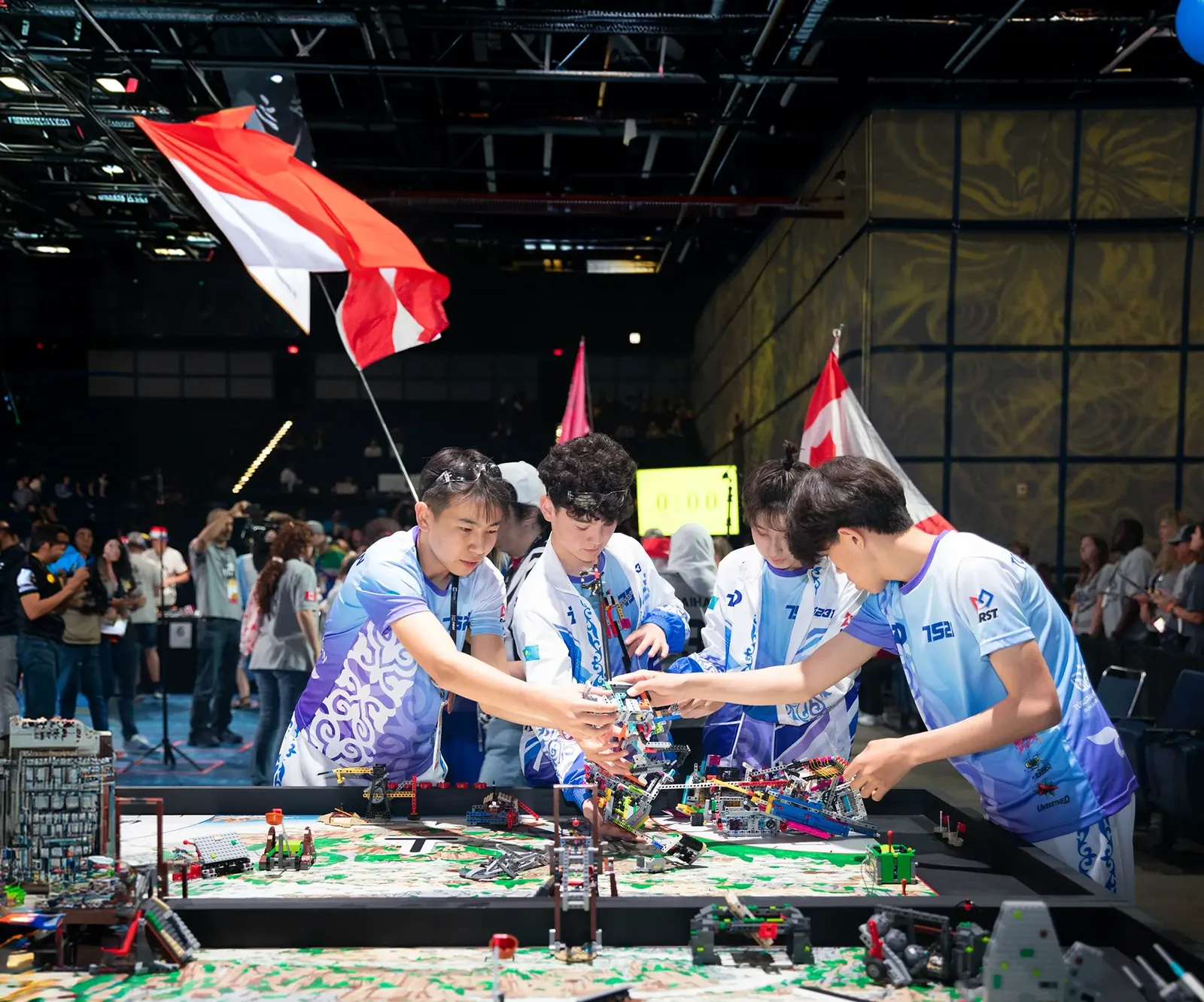 Қазақстан командасы Хьюстондағы FIRST LEGO League алаңында роботты бірге дайындап жатыр
