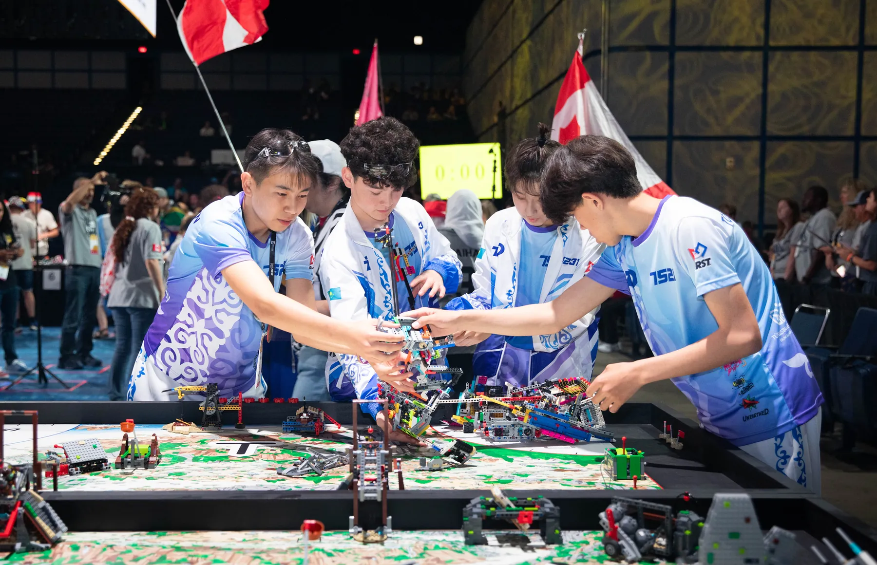 Қазақстан командасы Хьюстондағы FIRST LEGO League алаңында роботты бірге дайындап жатыр